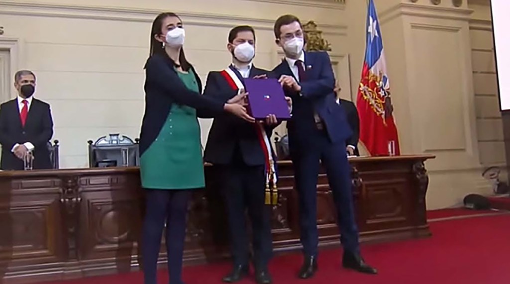 Captura de ecrán de la entrega de la Propuesta de Nueva Constitución de la presidenta y del vicepresidente de la Convención Constitucional al presidente de la República, Gabriel Boric.