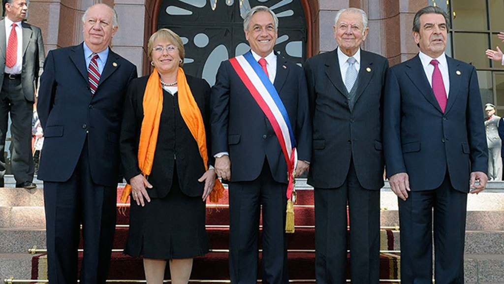 Captura de ecrán de medios sociales con cinco presidentes de Chile: Patricio Lagos, Michelle Bachelet, Sebasti[an Piñera y Eduardo Frei.